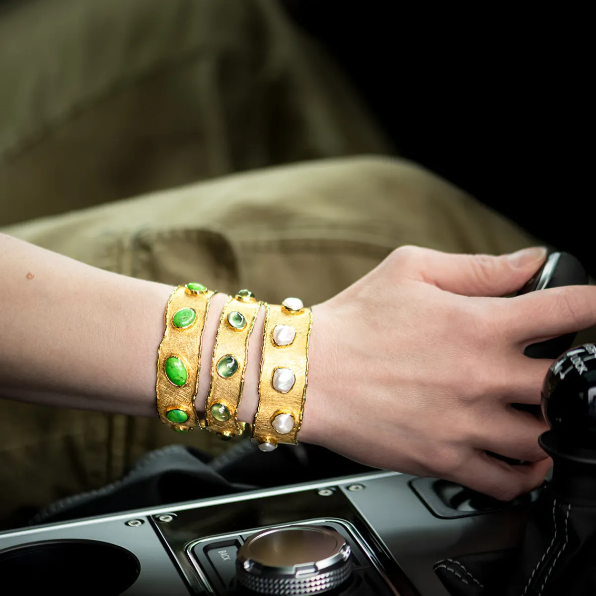 victor_velyan_pearl_cuff_1.webp Victor Velyan Pearl Cuff