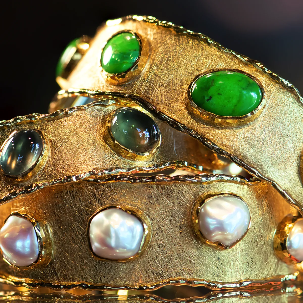 victor_velyan_pearl_cuff_2.webp Victor Velyan Pearl Cuff