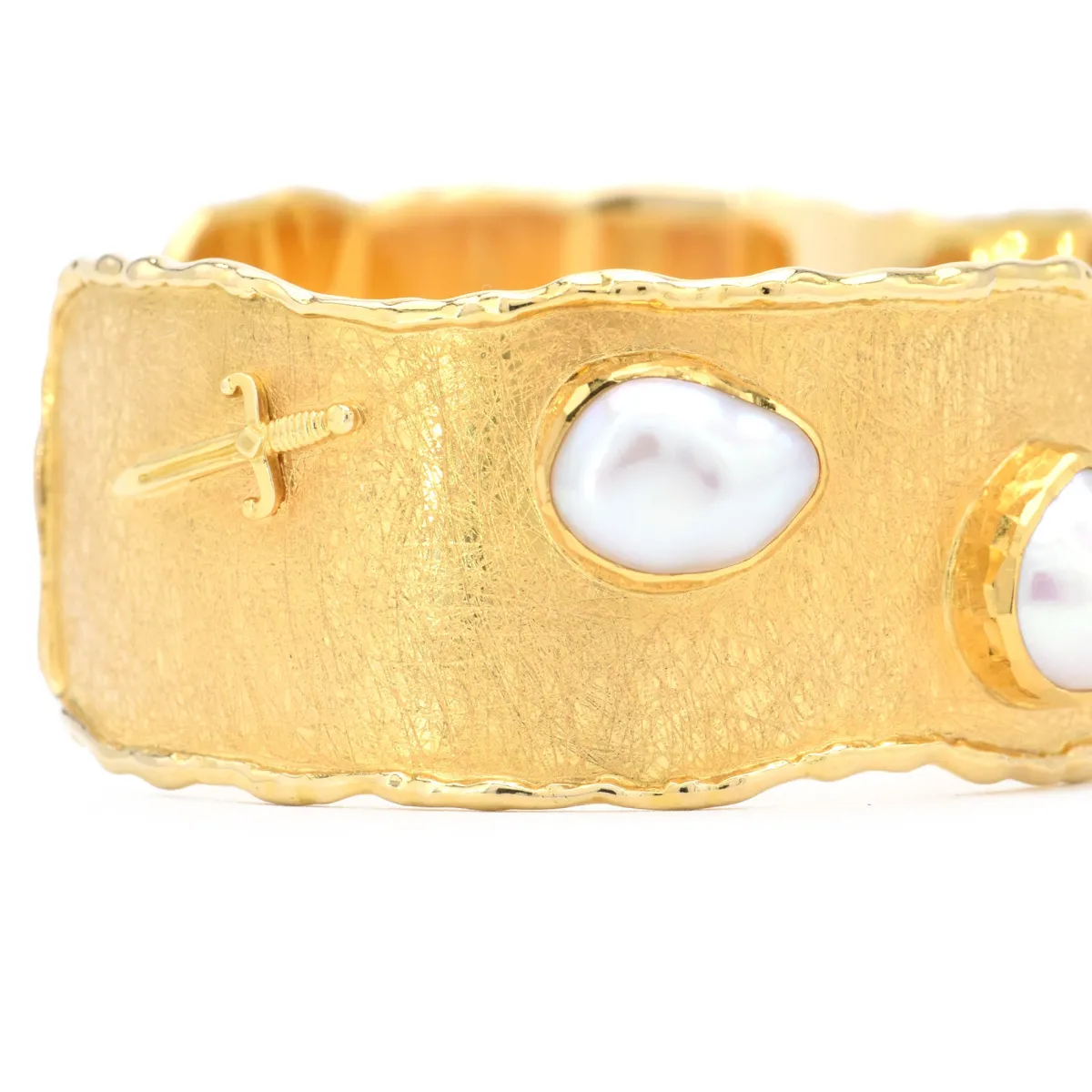 victor_velyan_pearl_cuff_3.webp Victor Velyan Pearl Cuff