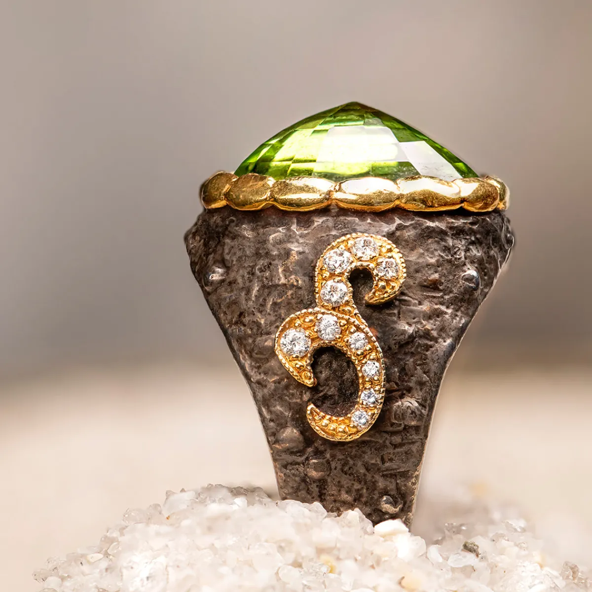 victor_velyan_peridot_rin_0.webp Victor Velyan Peridot Ring