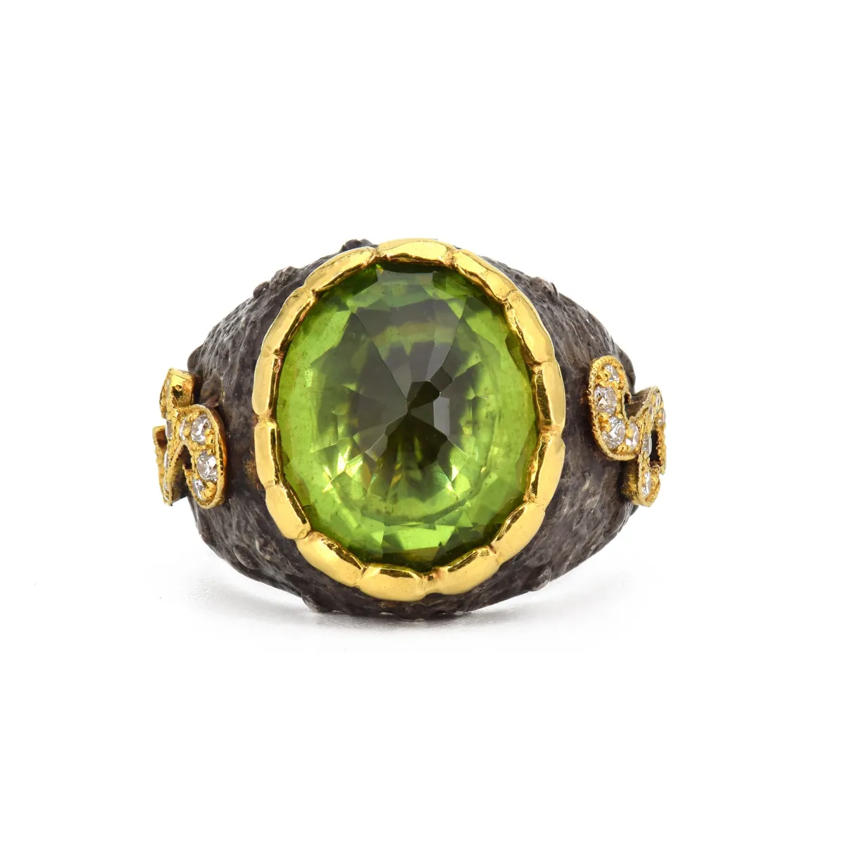 victor_velyan_peridot_rin_2.webp Victor Velyan Peridot Ring