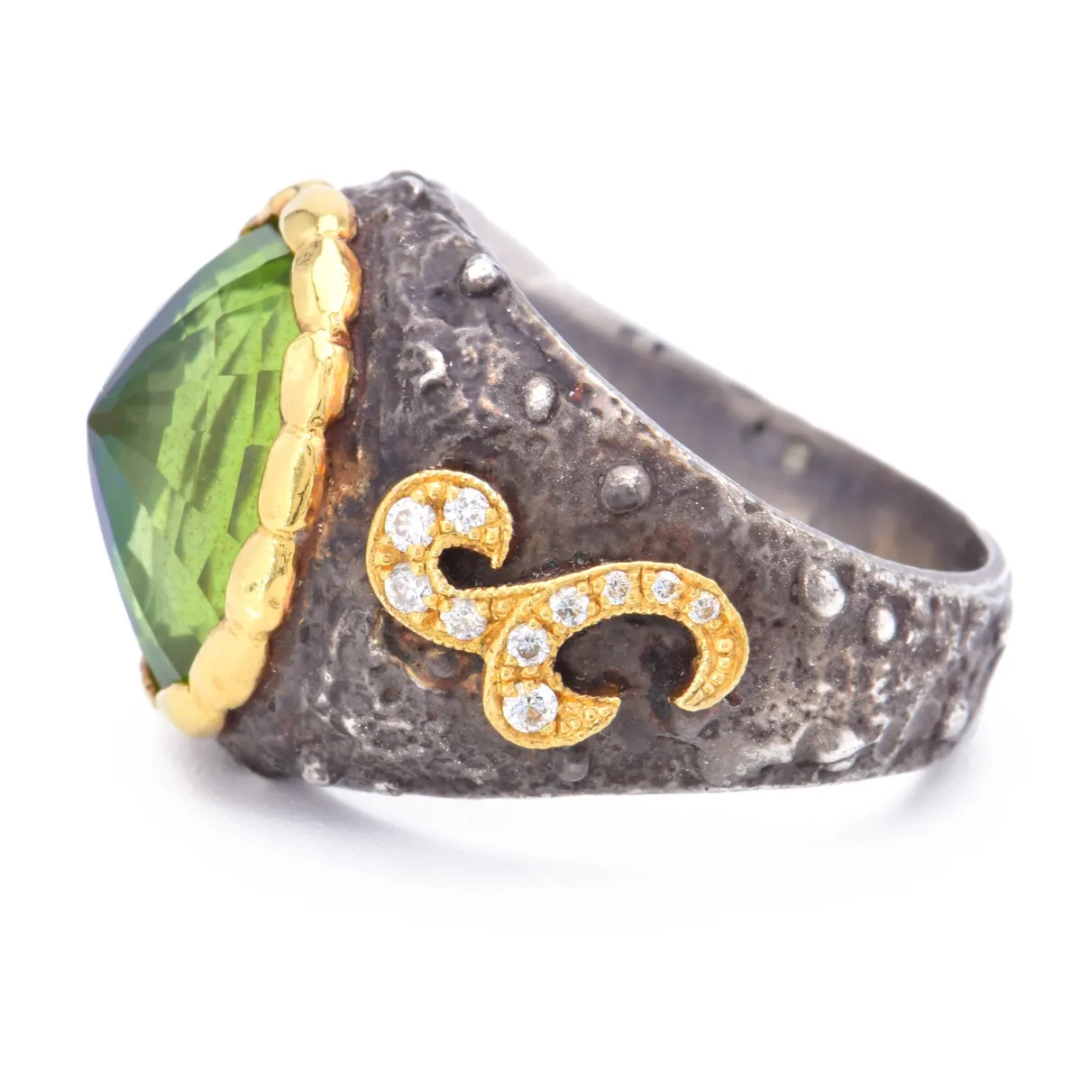 victor_velyan_peridot_rin_3.webp Victor Velyan Peridot Ring